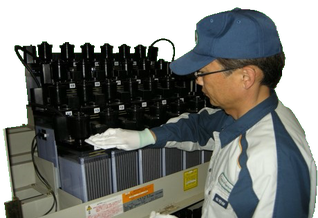 青森ユアサは2020年で設立59年を迎えました。鉛蓄電池の事業に始まり、現在のリチウムイオン電池事業に至る60年の道程の中で、常に電池の技術革新をリードしてきました。次なる50年においても、最先端技術に挑戦し続けることにより、電池を通じて青森県の人々に快適・安心を提供する企業を目指します。