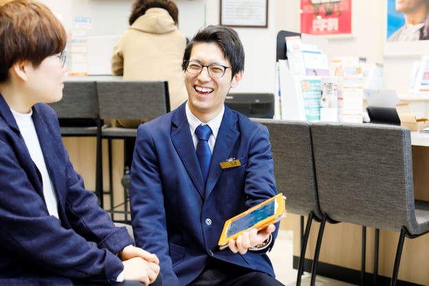 笑顔で接客することを心掛け、相談しやすい雰囲気づくりを忘れない社員たち。お客様に喜んでいただき、またご来店してもらえることがこの仕事のやりがいの一つです。