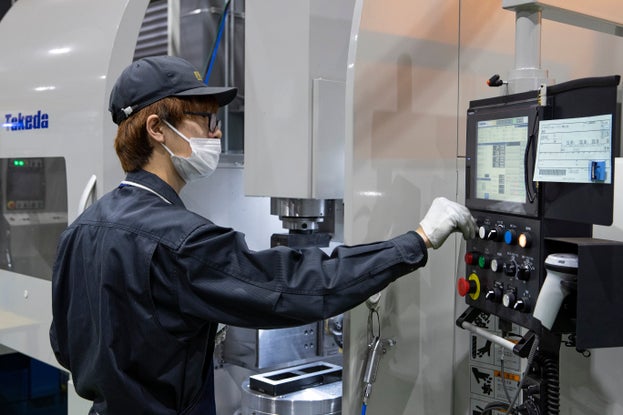 機械がサポートするため、初心者でも意外と簡単です。
現在の従業員は9割以上が未経験から始めています。