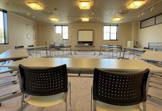 本社２階にあるホール。こちらで毎月取引先の美容室オーナーが集まり勉強会をしたり、スタッフの技術講習会を運営する