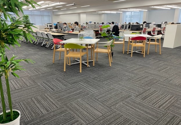 社内環境はとても快適。社員同士の会話も多く飛び交う賑やかな職場です。