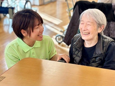 ニチイ学館では、全国47都道府県約1,900ヵ所の拠点で、在宅系介護・居住系介護サービスまで、お客様のニーズに合わせた「トータル介護サービス」を提供しています!
