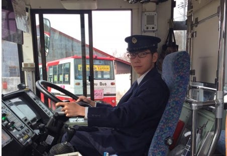 当社では、バス運転士は大きく分けて、路線バス、高速バス、貸切バスの3つの仕事があります。路線バスから経験を積んでもらいます。