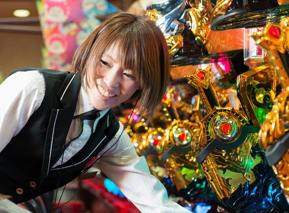 アミューズメントホール内で、接客業としてお客様に近い場所で働きます。
小型の通信機で連絡を取り合う、コミュニケーションの多い職場です。