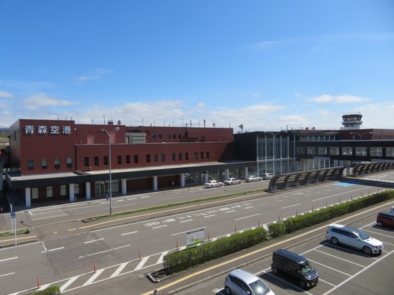 青森空港のターミナルビルを管理・運営する地域密着の会社です。