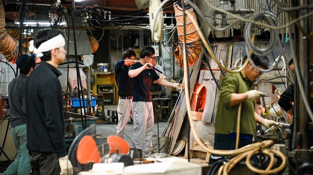 チームを組み、日々、高温で溶けたガラスに向き合って一つ一つ作り上げています。