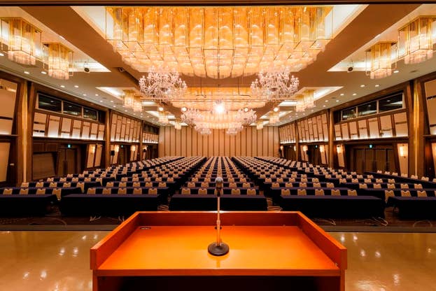 「孔雀の間」は大規模な結婚披露宴から国際会議などのMICE、コンベンションまで多目的にご利用いただけます。