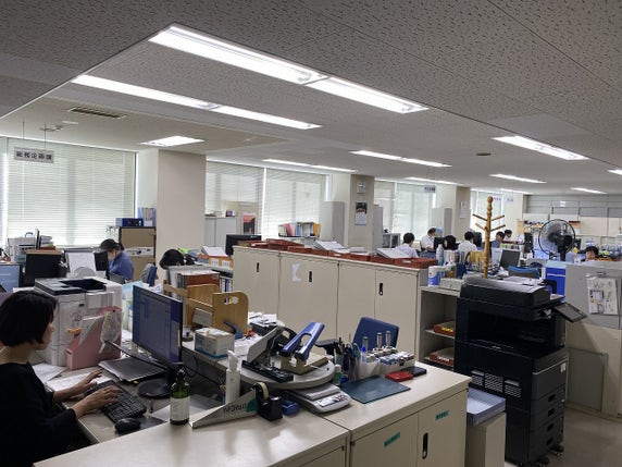 地味なオフィスですが、県内中小企業者のお力になれるよう、みんなで頑張っています!