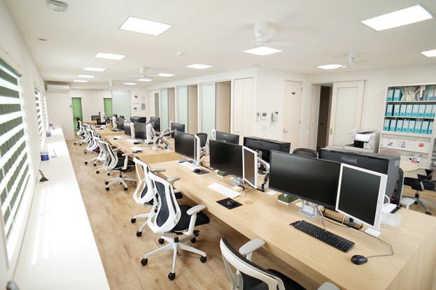 コミュニケーションがとりやすいレイアウト。
明るい執務フロアで業務効率アップ!